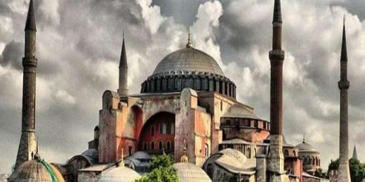 أول رئيس عربي يهنئ تركيا على تحول كنيسة “آيا صوفيا” لمسجد