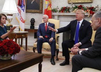 بيلوسي تصف ترامب بالفيروس والأخير يصفها بالمجنونة !