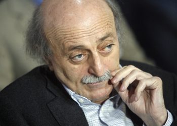 جنبلاط يدعو إلى إزاحة رئيس وزراء لبنان