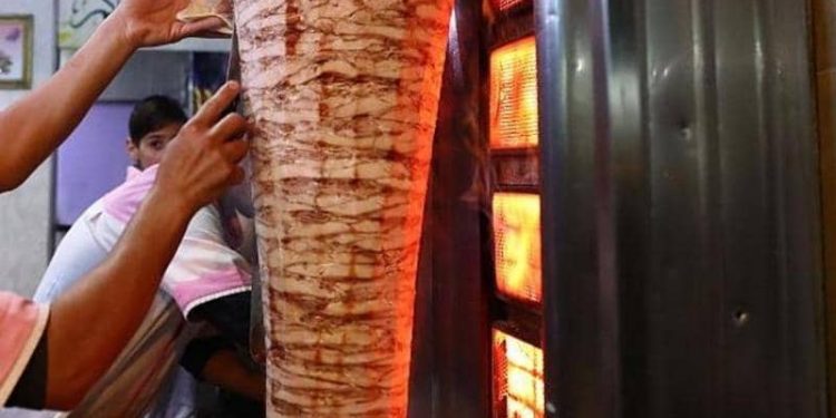 الشاورما تسبب تسمم جماعي في الأردن طال 800 شخض