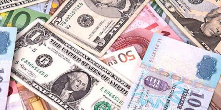 عالمياً: الدولار ينخفض لأدنى مستوى في عامين مع زيادة إصابات كورونا في أميركا