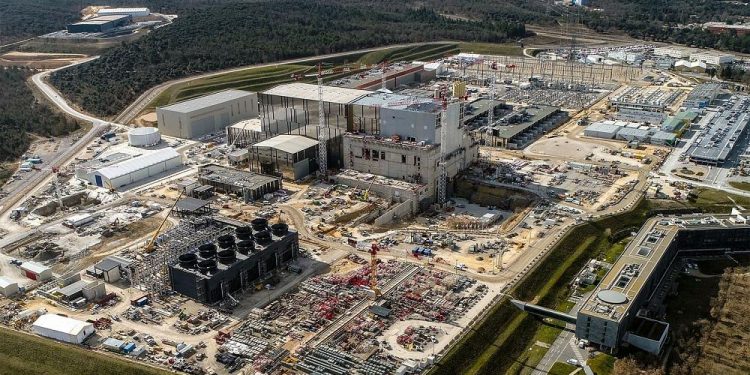 فرنسا تبدأ بتجميع مفاعل نووي بطاقة لا تنضب