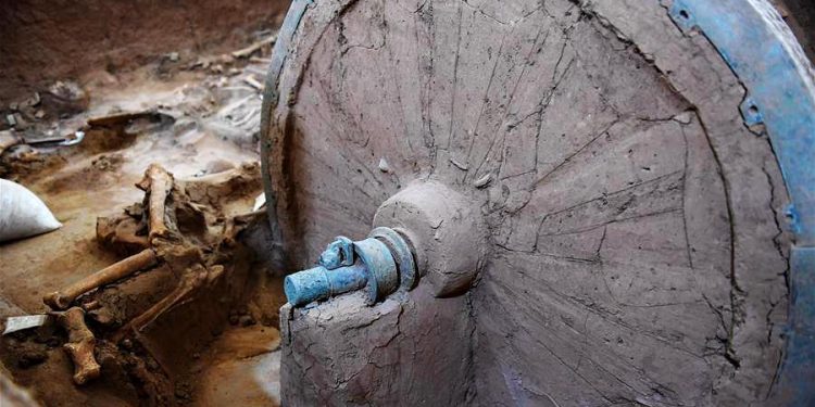 علماء الآثار في الصين يستعيدون عربة عمرها 3000 عام