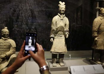 متحف “المحاربون” يفرض على زائريه وضع الكمامة