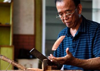 بعمر السبعين و يصنع الأمشاط الخشبية منذ ستين عام