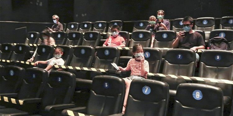 دور السينما في شنغهاي وتشنغدو تقلصان سعة المقاعد إلى 50 %