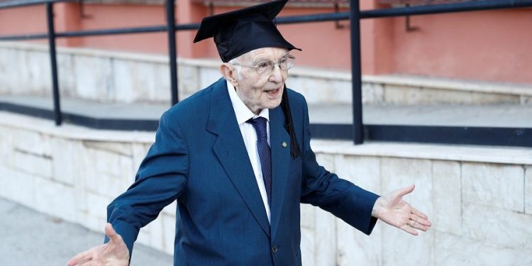إيطالي يتخرج من الجامعه بعمر 96 بمعدل ممتاز