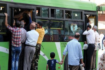 بنسبة 45%.. تضاعف تعرفة وسائط النقل العامة.. “واذا ماعجبك روح مشي”