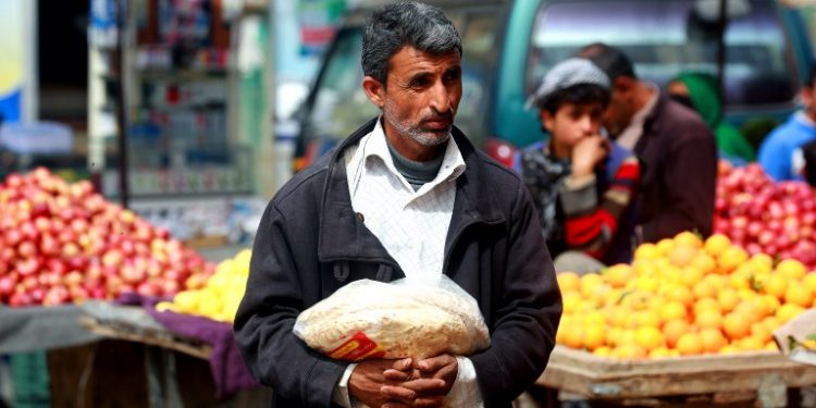 طعنه بقلبه لأنه تجاوز دوره أمام الفرن !