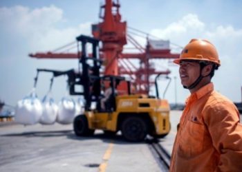 وزارة التجارة الصينية تدعم الشركات المحلية للتوسع خارجاً