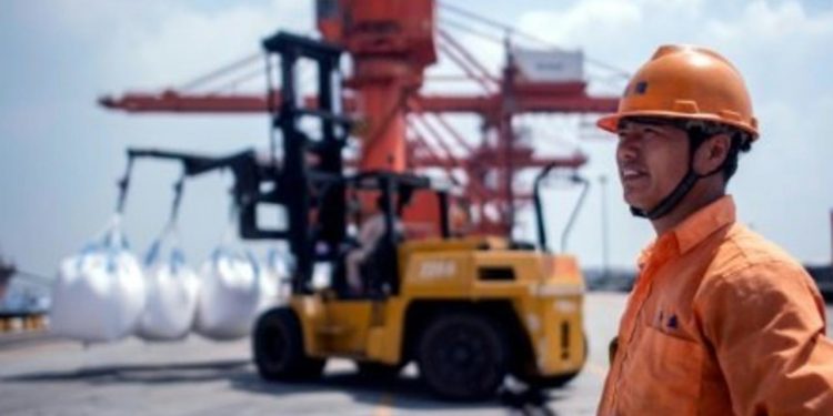 وزارة التجارة الصينية تدعم الشركات المحلية للتوسع خارجاً