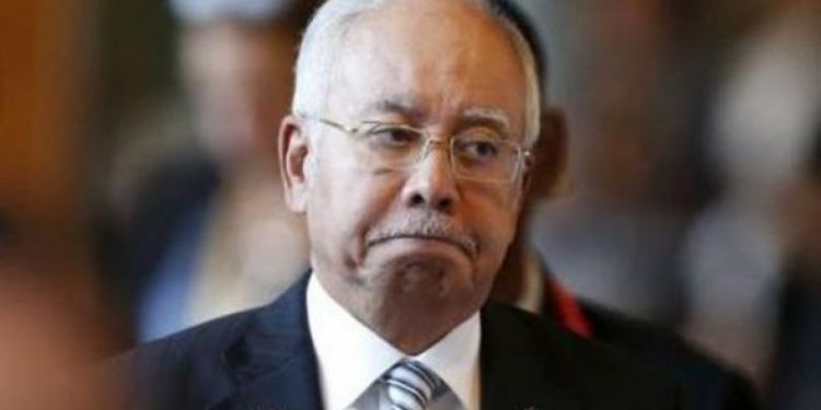 القضاء الماليزي يزج برئيس الوزراء السابق في السجن بسبب خيانة الأمانة