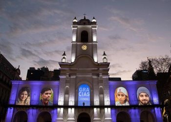 قصر الأرجنتين العريق يكرّم أبطال التصدي للوباء