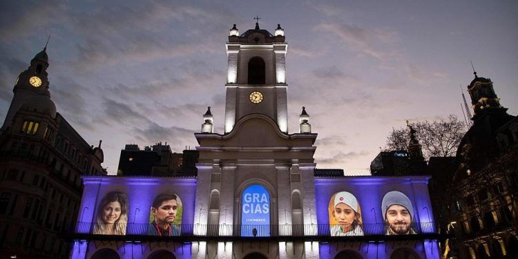 قصر الأرجنتين العريق يكرّم أبطال التصدي للوباء