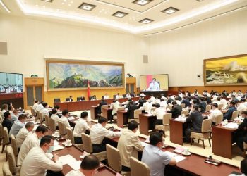 رئيس الوزراء الصيني يؤكد على مكافحة الروتين لتحسين بيئة العمل