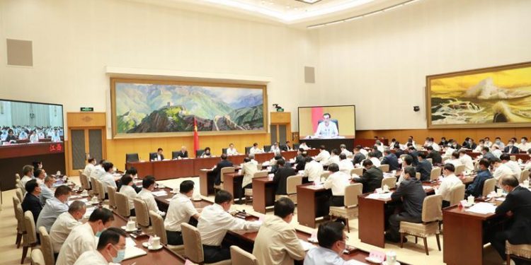 رئيس الوزراء الصيني يؤكد على مكافحة الروتين لتحسين بيئة العمل