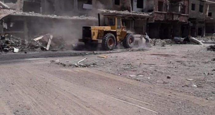 استمرار أعمال ترحيل الأنقاض من حي الحجر الأسود بدمشق