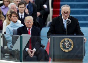 إدارة ترامب تسرق أموال رجال الأطفاء والأطباء