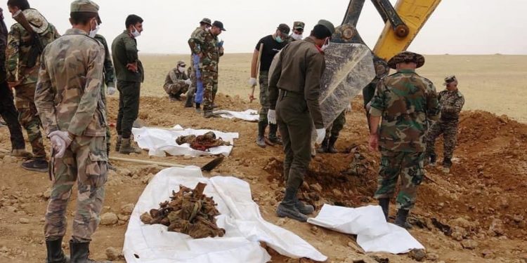 العثور على مقبرتين جماعيتين لجنود في الجيش السوري