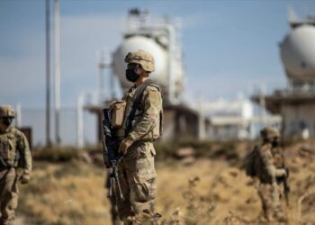 القوات الأمريكية تسرق 37 ناقلة نفط خام من سوريا إلى العراق