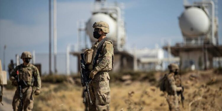 القوات الأمريكية تسرق 37 ناقلة نفط خام من سوريا إلى العراق