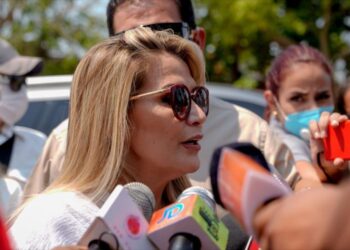 الصحافة البوليفية تنصح الرئيسة المؤقتة بـ “الهرب”