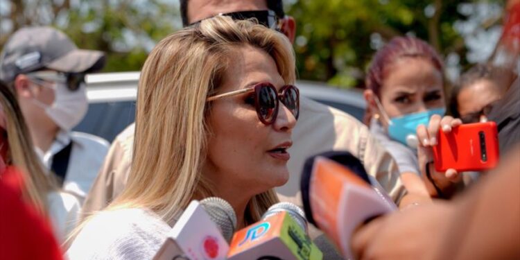 الصحافة البوليفية تنصح الرئيسة المؤقتة بـ “الهرب”