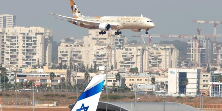 “إسرائيل” تهاجم غزة و سوريا.. و الإماراتيون في تل أبيب