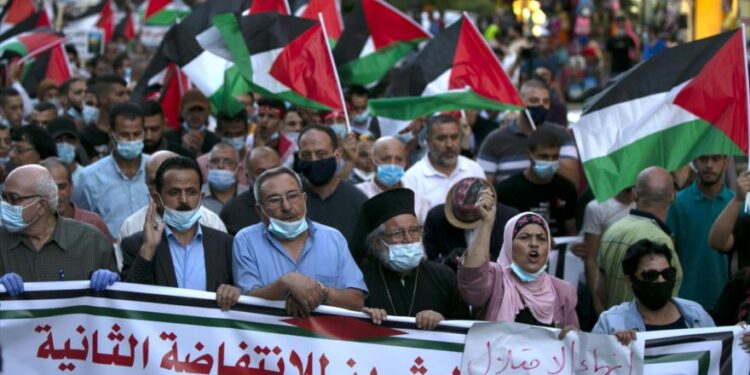آلاف الفلسطينيين يدينون التطبيع الخليجي مع “إسرائيل”