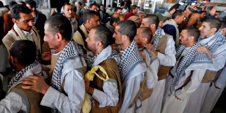 أنصار الله تفرج عن أميركيين مقابل 240 أسيراً يمنياً