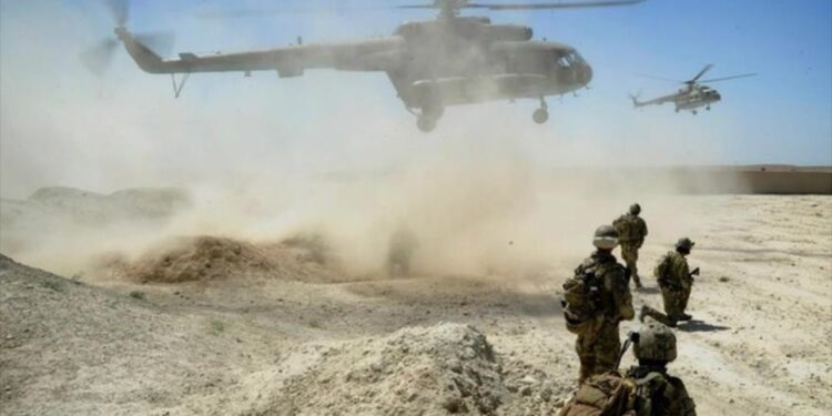 جنود يقتلون أسيراً أفغانياً مقيداً لعدم وجود مكان له في الطائرة