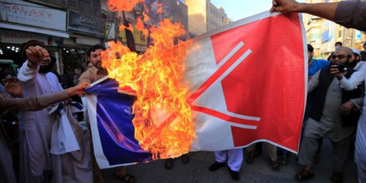 باكستان تستدعي السفير الفرنسي بسبب رهاب ماكرون من الإسلام