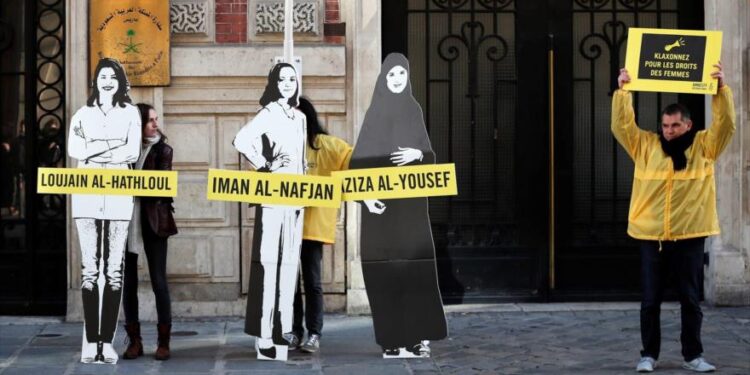 ناشطة سعودية تبدأ إضراباً عن الطعام داخل المعتقل