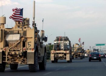 سرقة جديدة.. واشنطن تنقل عشرات الشاحنات المعبئة بالنفط السوري إلى العراق