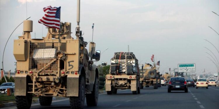 سرقة جديدة.. واشنطن تنقل عشرات الشاحنات المعبئة بالنفط السوري إلى العراق