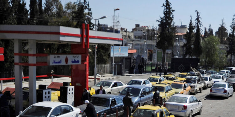 بوادر انفراج أزمة البنزين