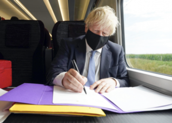 جونسون يعلن عن قيود جديدة لمكافحة كورونا رغم الرفض الشعبي