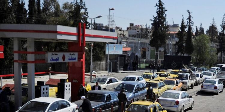 وزارة التجارة الداخلية تعلق على رفع سعر البنزين