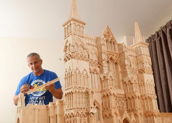 بريطاني يبني كاتدرائية ساليسبري بملايين العيدان
