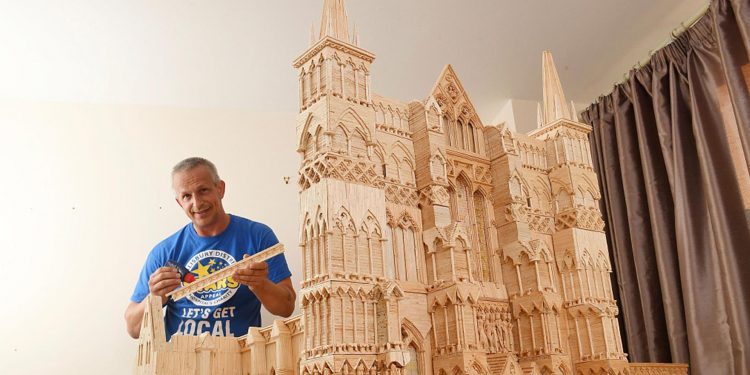 بريطاني يبني كاتدرائية ساليسبري بملايين العيدان