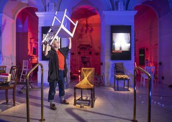 تحويل كراسي المسرح الفارغة إلى أعمال فنية