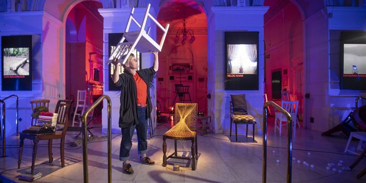 تحويل كراسي المسرح الفارغة إلى أعمال فنية