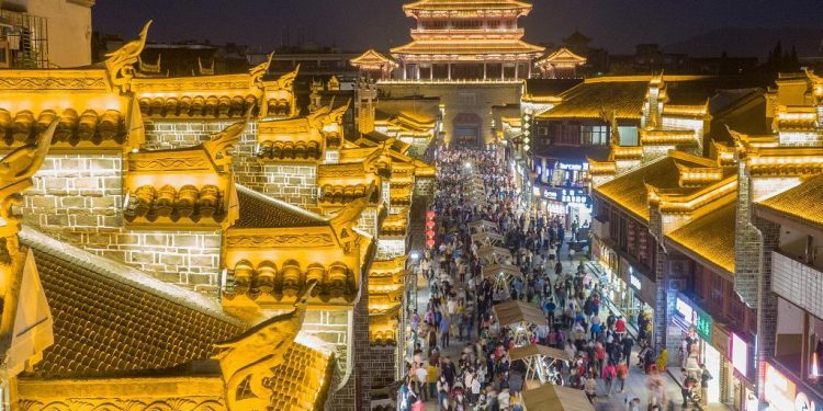 إضاءة سوق التراث الثقافي في ليلة شيانغيانغ