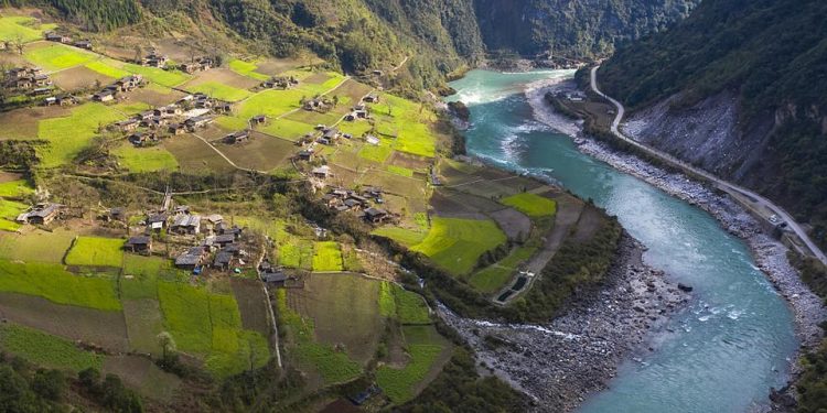 نهر نوجيانغ.. جمال “النهر الغاضب” في الصين