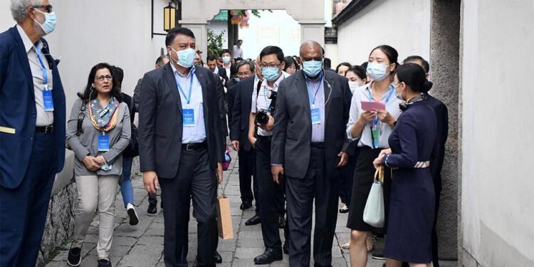 ممثلو 100 دولة يشيدون بأن الصين مرجعية عالمية للحد من الفقر