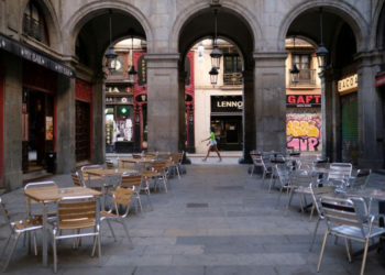 كاتالونيا تغلق المقاهي و المطاعم لمدة 15 يوماً للحد من الفيروس