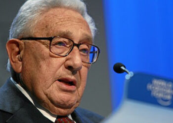 ثعلب السياسة الأمريكية.. يحذر من حرب عالمية جديدة