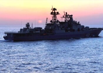 سفن حربية روسية تنقل إمدادات لقاعدة بحرية في سوريا