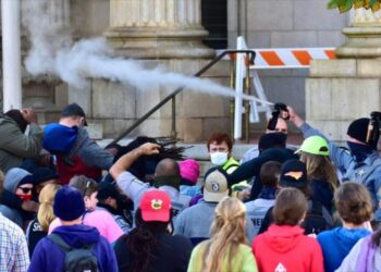 الشرطة الأمريكية تقمع مسيرة ناخبين ديمقراطيين برذاذ الفلفل