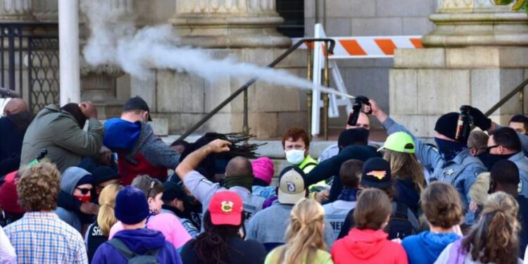 الشرطة الأمريكية تقمع مسيرة ناخبين ديمقراطيين برذاذ الفلفل